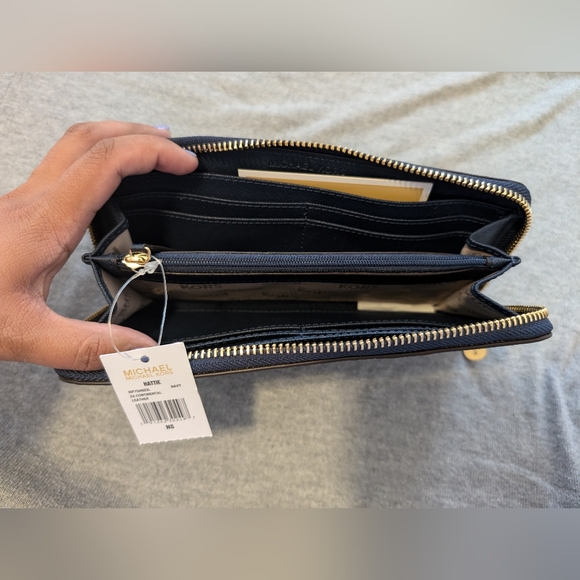 Michael Kors wallet - Picture 2 of 4